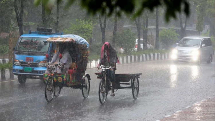 আগামী ৪৮ ঘণ্টার মধ্যে সৃষ্টি হতে পারে লঘুচাপ, বাড়বে বৃষ্টির প্রবণতা