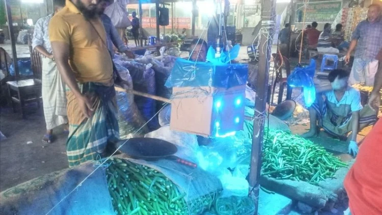 মাওনায় রঙিন বাতির আলোয় চলছে সবজি সতেজ দেখানোর প্রতারণা