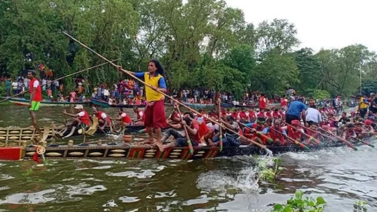 কোটালীপাড়ায় ঐতিহ্যবাহী নৌকা বাইচ অনুষ্ঠিত