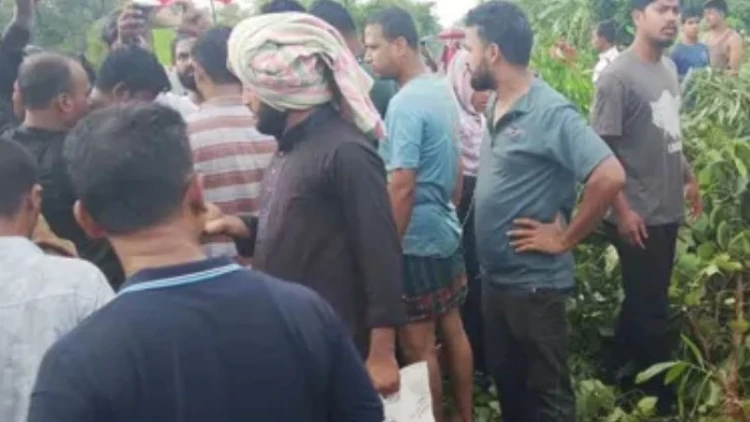 চট্টগ্রামে ট্রেনের ধাক্কায় নিহত ২, রেলক্রসিংয়ে বিক্ষোভ