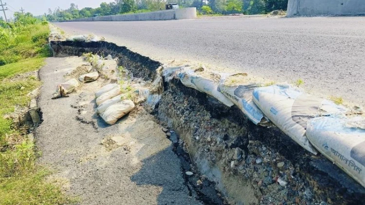 নাটোর-বগুড়া মহাসড়কে ধস, বাড়ছে দুর্ঘটনার শঙ্কা
