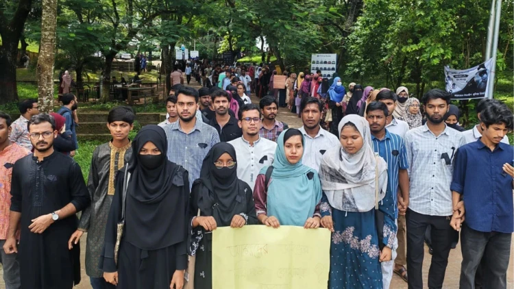 কুবি শিক্ষার্থী অপ্রতিম হত্যার বিচারের দাবিতে ক্যাম্পাসে মৌন মিছিল