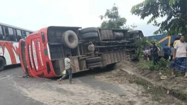 দাউদকান্দিতে বাস উল্টে আহত ২৫