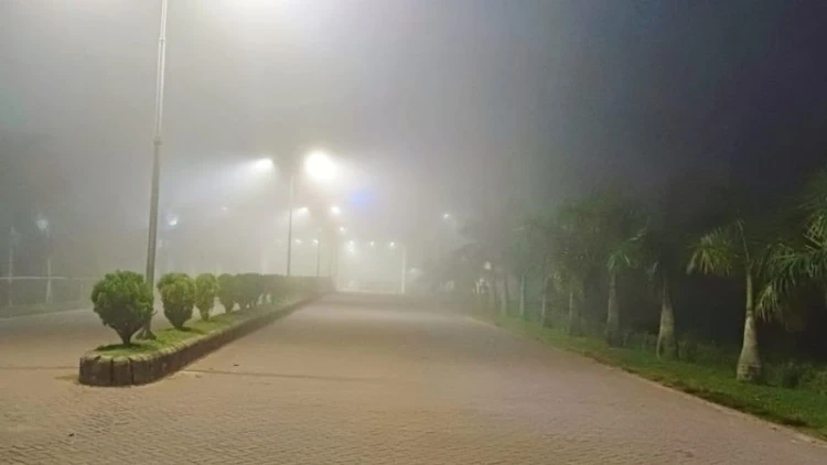 কুয়াশার চাদরে বন্দরনগরী, স্নিগ্ধ ভোরে শীতের আগমনী