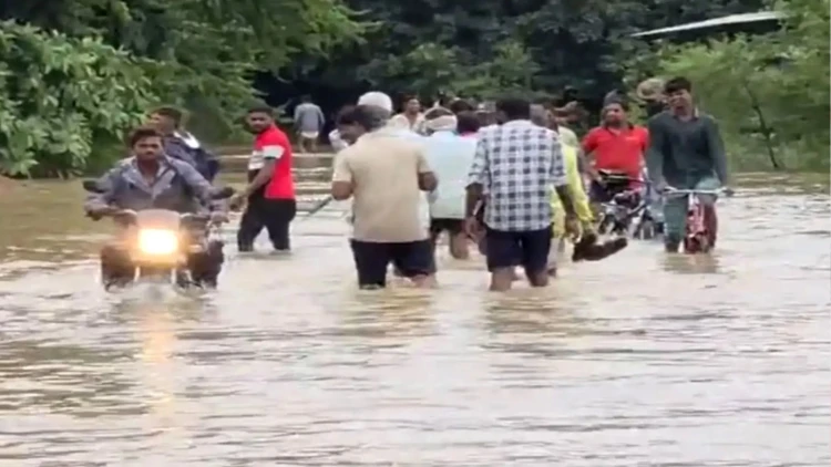 ভারি বৃষ্টিতে লণ্ডভণ্ড উত্তরপ্রদেশ