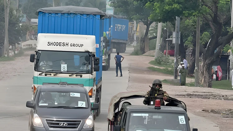 সেনাবাহিনীর কড়া নিরাপত্তায় রূপপুর পারমাণবিক বিদ্যুৎকেন্দ্রের পথে ইউরেনিয়াম