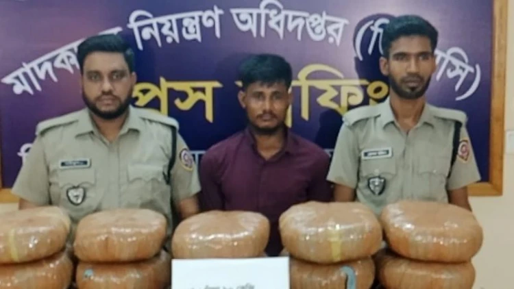 বরিশালে গাঁজা-পিকআপভ্যানসহ তিনজন গ্রেপ্তার