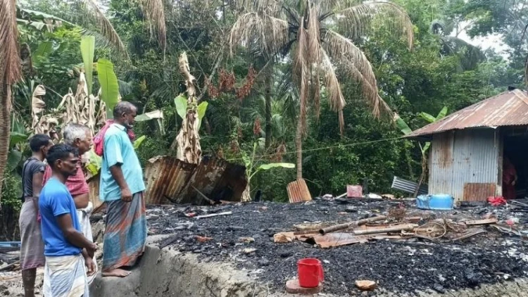 আগুনে পুড়ে ছাই বসতঘর, খোলা আকাশের নিচে শ্রমিক পরিবার