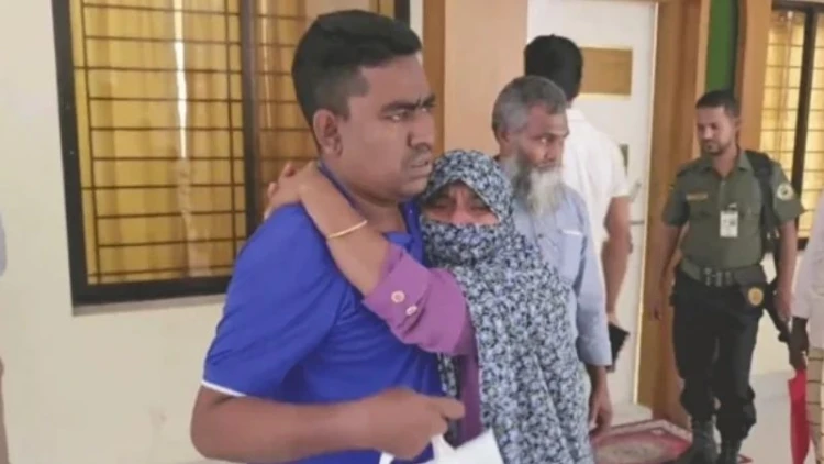 বৃদ্ধ মায়ের ঠাঁই মেলেনি ছেলের ঘরে