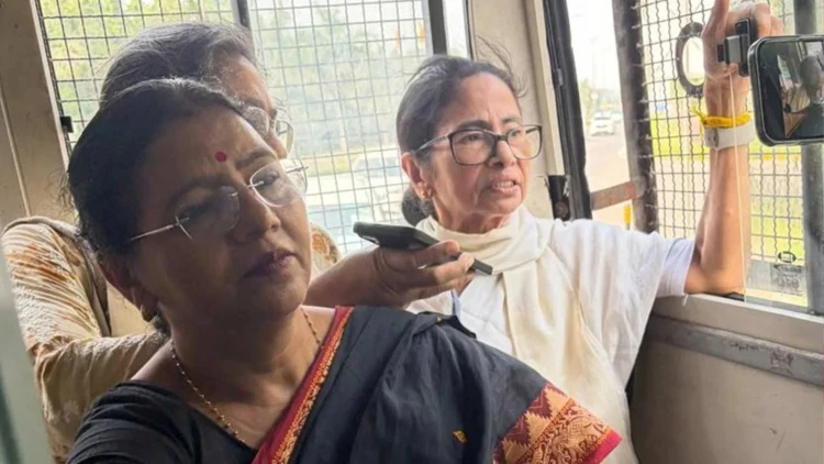 মুখ্যমন্ত্রী মমতা ব্যানার্জিকে আটক করল পুলিশ