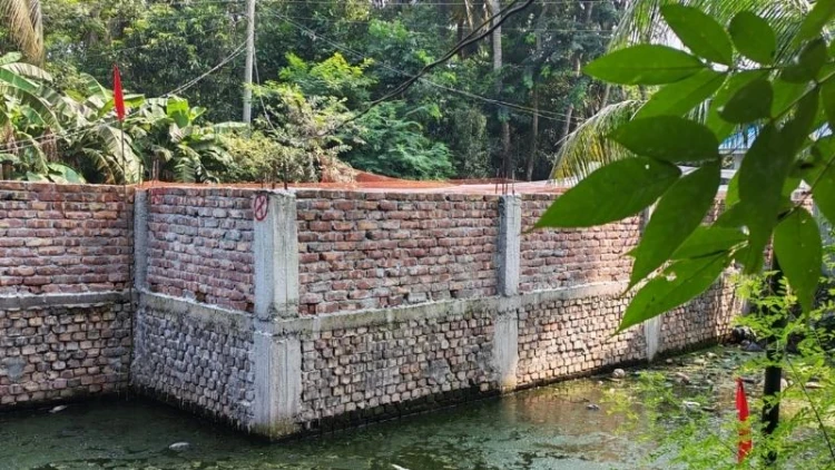 কোটালীপাড়ায় সরকারি খাল দখল করে বাড়ি নির্মাণের অভিযোগ