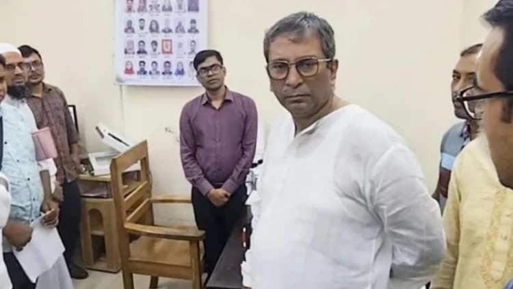 হঠাৎ পাসপোর্ট অফিস পরিদর্শনে গিয়ে ৩ দালাল ধরলেন এমপি মানিক