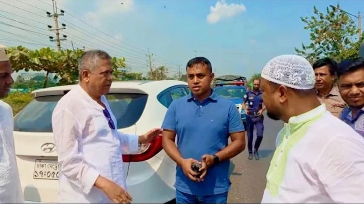 এমপির আদেশে খালে মৃত মুরগি ফেলা পোল্ট্রি ব্যবসায়ীকে জরিমানা