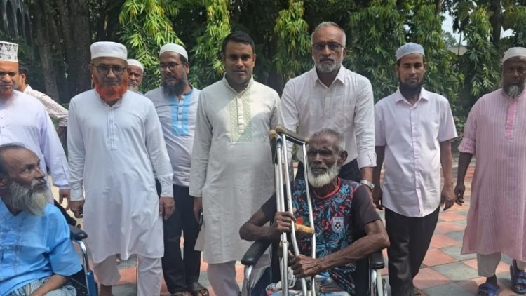 কিশোরগঞ্জে জেলা পরিষদ প্রশাসকের উদ্যোগে হুইলচেয়ার বিতরণ