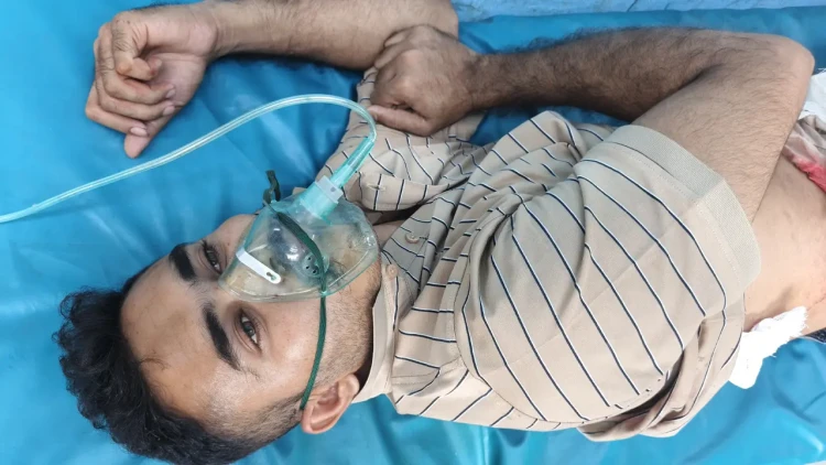 দিনে-দুপুরে ভ্যানে বসে থাকা যুবদল নেতাকে লক্ষ্য করে গুলি