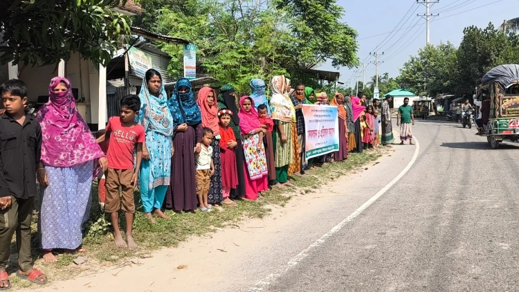 মেলান্দহে সরকারি নিয়ম মেনে নিলামের গাছ কাটায় অপপ্রচার এলাকাবাসীর মানববন্ধন