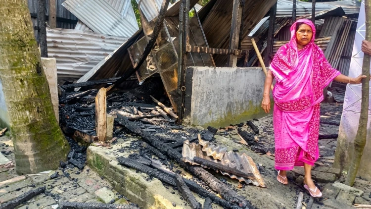 মাদারীপুরের কালকিনিতে সাবেক ইউপি চেয়ারম্যান ও প্রবাসীদের বাড়িতে হামলা