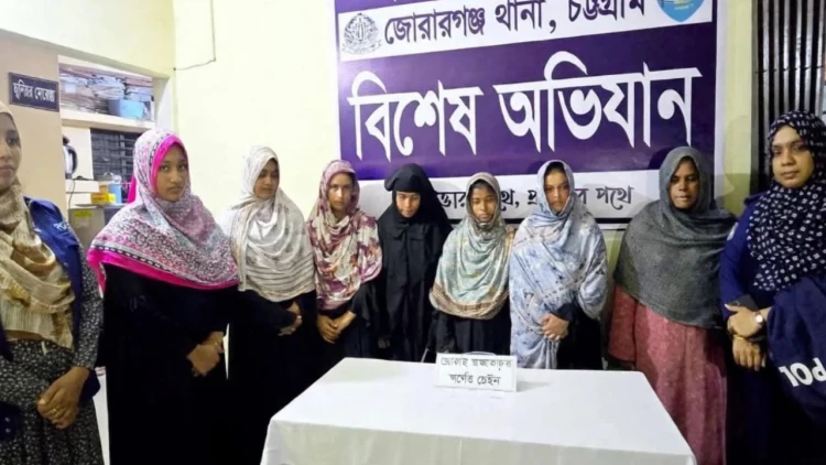 মীরসরাইয়ে হাতেনাতে ধরা পড়ল ৭ নারী চোর