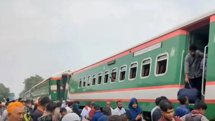 টাঙ্গাইলে বগি লাইনচ্যুত হয়ে আটকে একাধিক ট্রেন