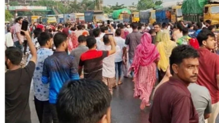 গাজীপুরে শ্রমিক বিক্ষোভ, ১৮ কারখানায় ছুটি ঘোষণা